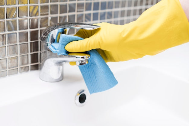 De ultieme badkamer-hack: Kalkaanslag en voegen weer stralend schoon - ViralCleaning